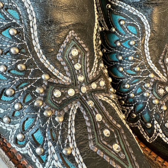 Corral Black - Turquoise Wing & Cross with Rhinestones - Picture 6 of 9
